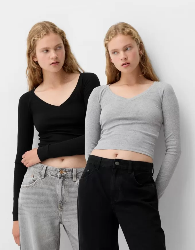 2-pack of long sleeve V-neck T-shirts 2-pack of long sleeve V-neck T-shirts