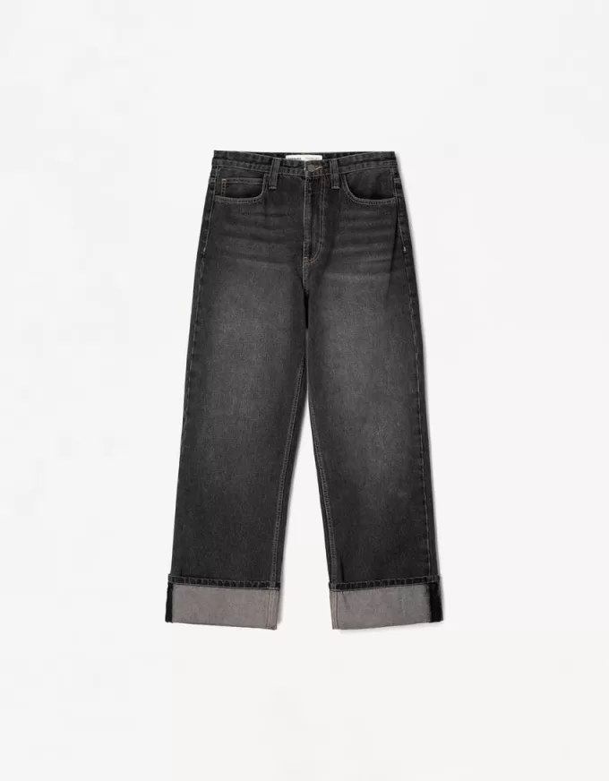 Baggy jeans with turn-up hems Baggy jeans with turn-up hems