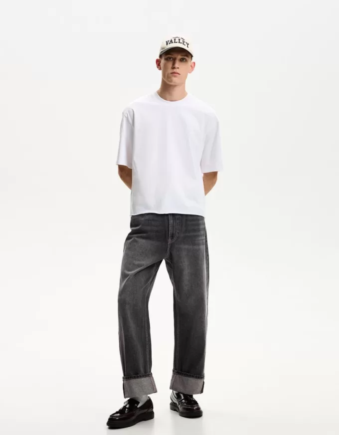 Baggy jeans with turn-up hems Baggy jeans with turn-up hems