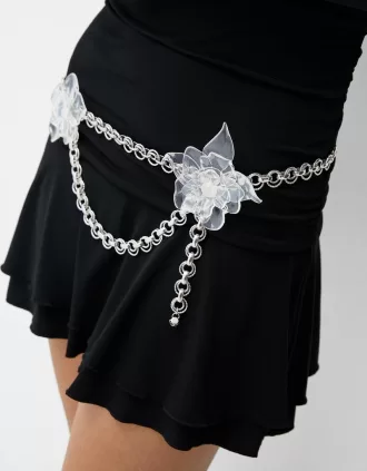 Chain belt with transparent flowers Chain belt with transparent flowers