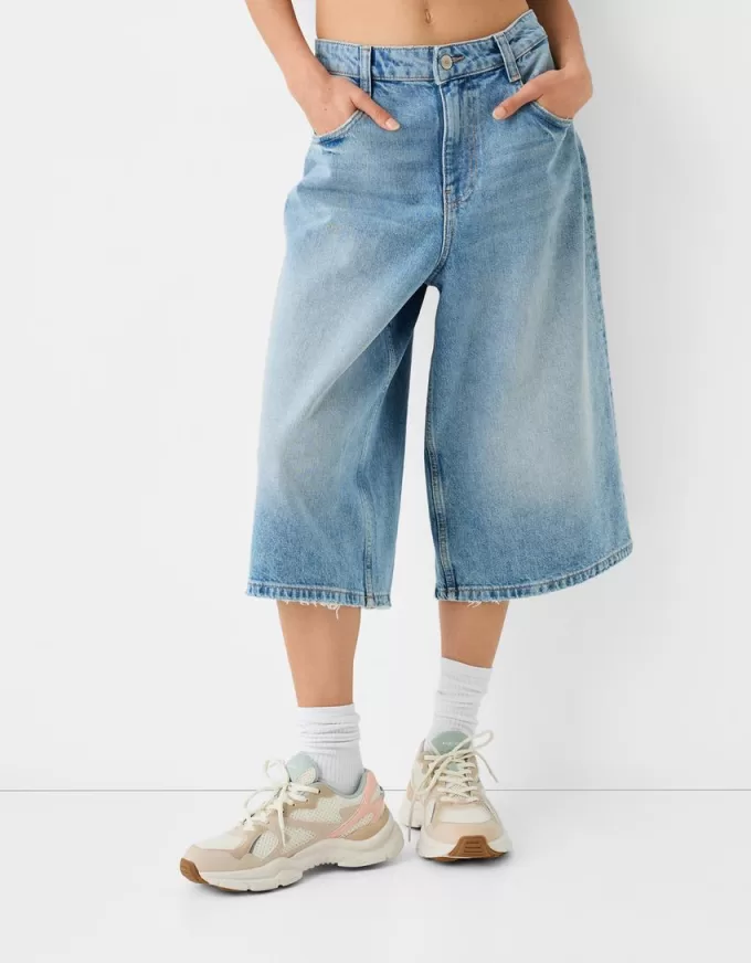 Contrasting sneakers with mesh detail