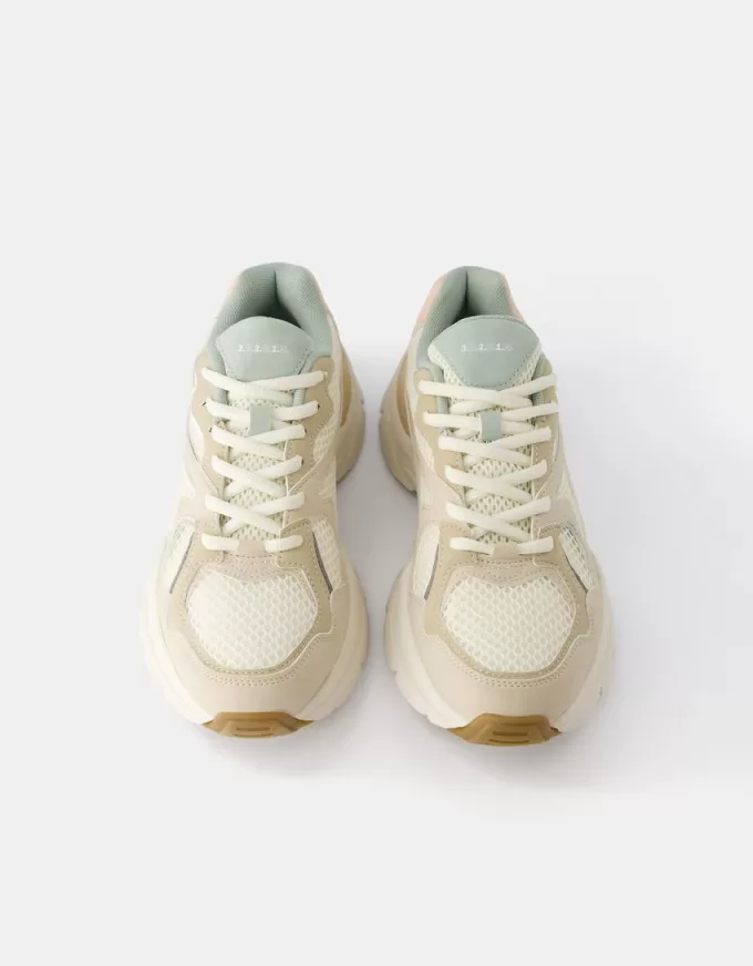 Contrasting sneakers with mesh detail