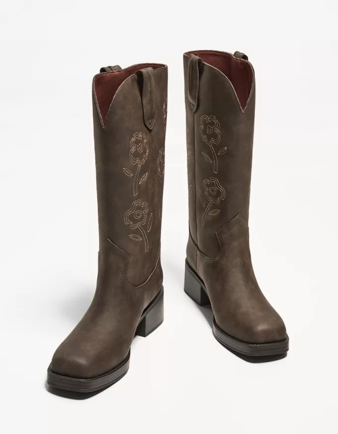 Embroidered flat cowboy boots Embroidered flat cowboy boots