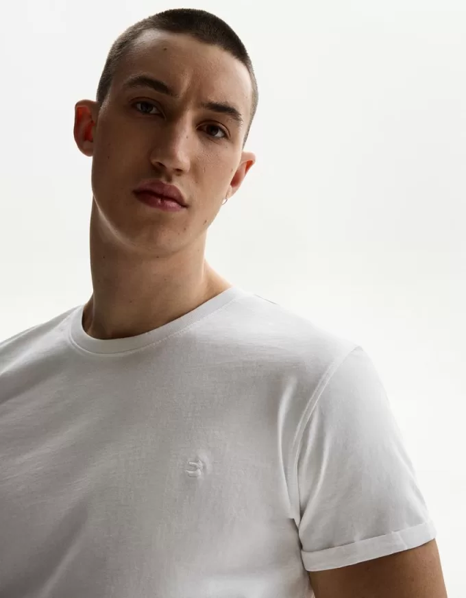 Embroidered short sleeve roll-up T-shirt Embroidered short sleeve roll-up T-shirt