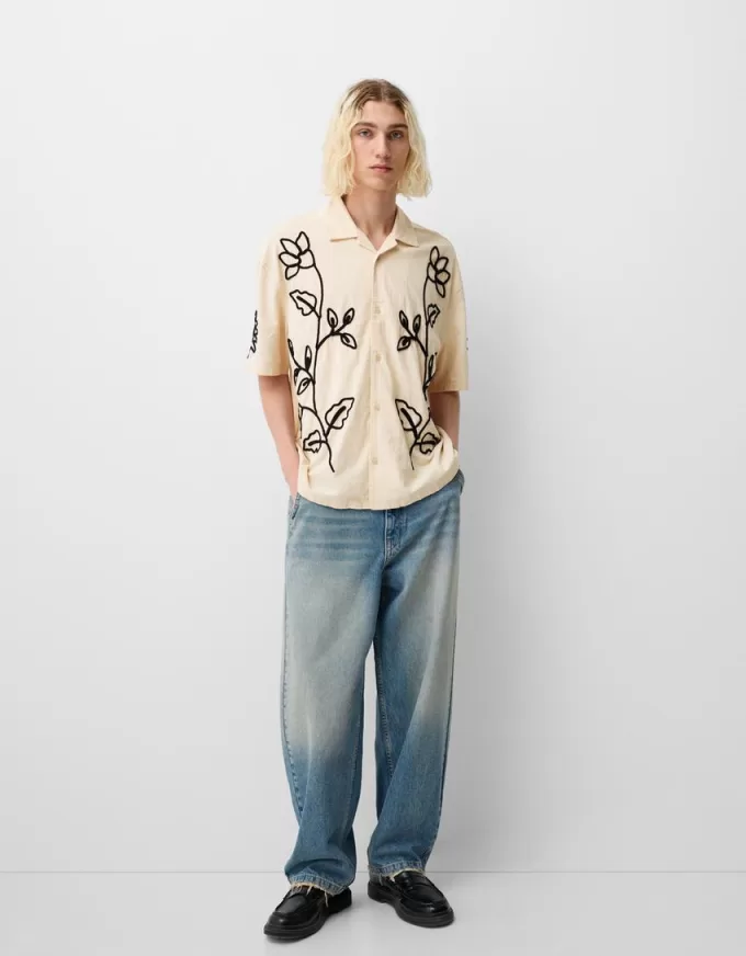 Embroidered short sleeve shirt