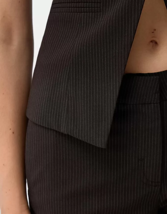 Fitted buttoned vest