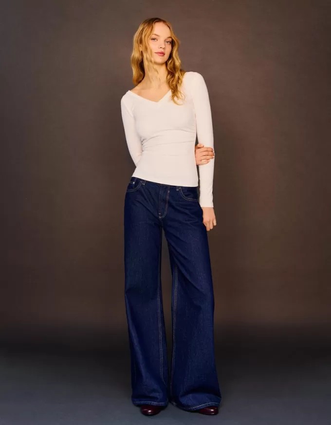 Long sleeve T-shirt with a gathered V-neck Long sleeve T-shirt with a gathered V-neck