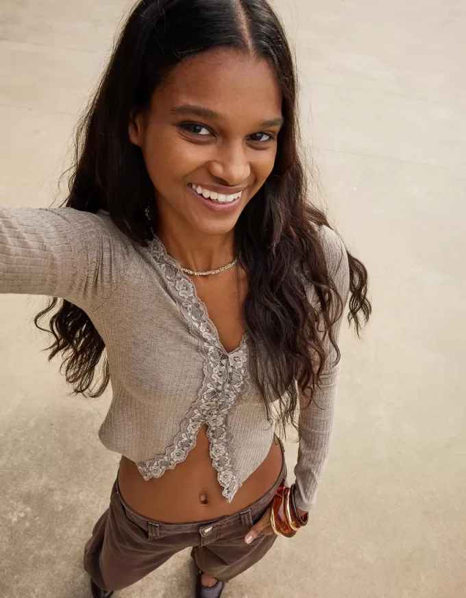 Long sleeve ribbed T-shirt with blonde lace Long sleeve ribbed T-shirt with blonde lace