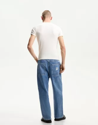 Loose-fit baggy jeans