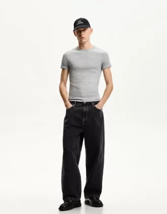 Loose-fit baggy jeans