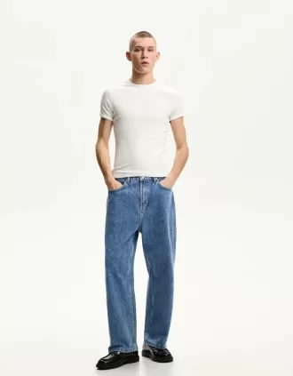 Loose-fit baggy jeans
