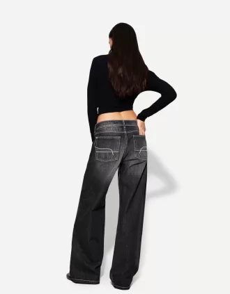 Low-rise baggy jeans