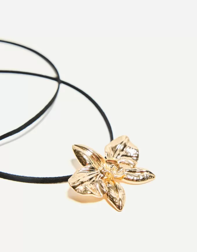 Necklace with flower pendant