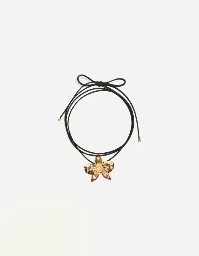 Necklace with flower pendant