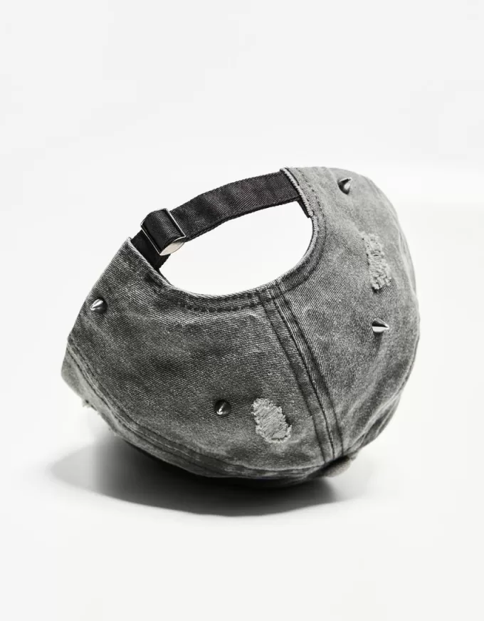 Piercing cap with eyelets Piercing cap with eyelets