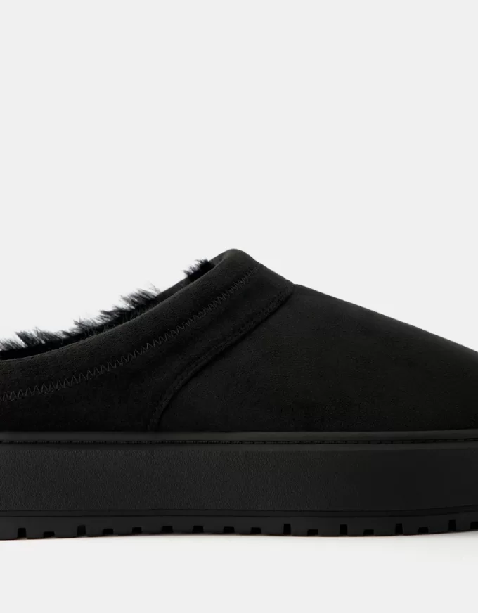 Platform clogs with faux fur lining Platform clogs with faux fur lining