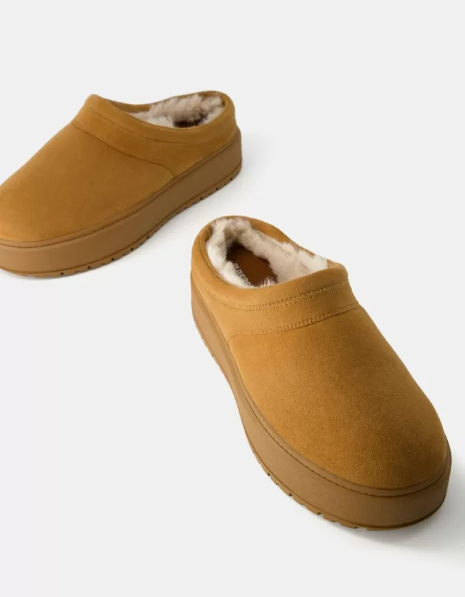 Platform clogs with faux fur lining Platform clogs with faux fur lining