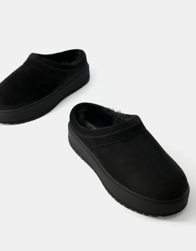 Platform clogs with faux fur lining Platform clogs with faux fur lining