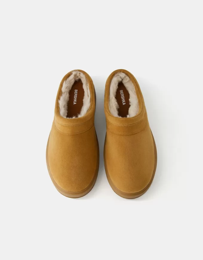 Platform clogs with faux fur lining Platform clogs with faux fur lining