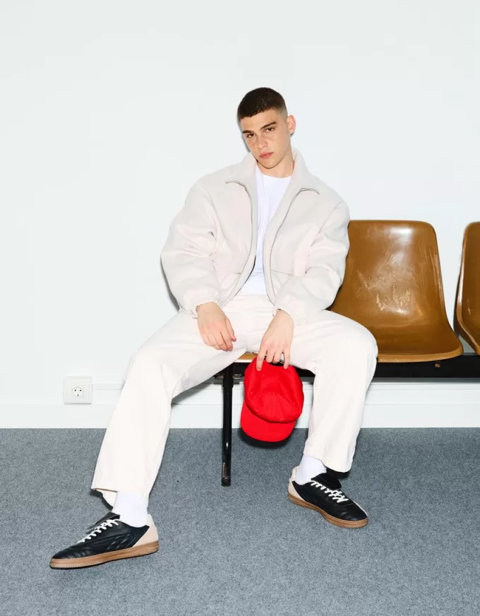 Retro soccer sneakers with tongue Retro soccer sneakers with tongue