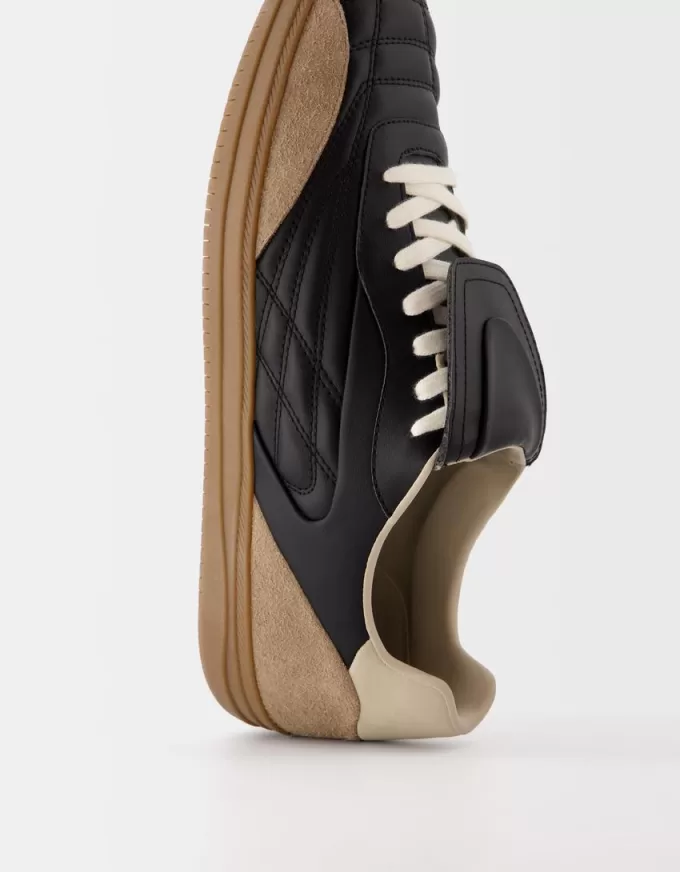 Retro soccer sneakers with tongue Retro soccer sneakers with tongue