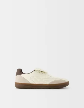 Retro soccer sneakers with tongue