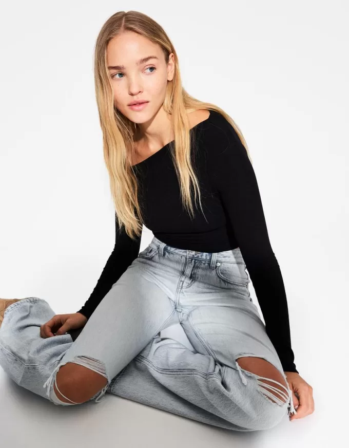 Ripped wide-leg ’90s jeans Ripped wide-leg ’90s jeans