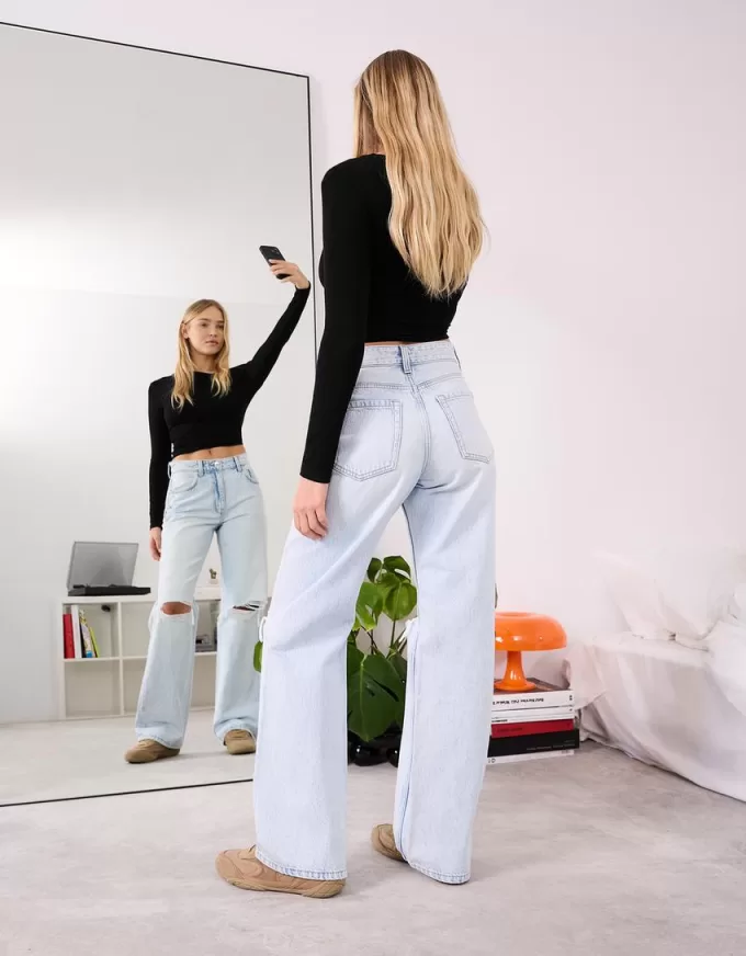 Ripped wide-leg ’90s jeans Ripped wide-leg ’90s jeans