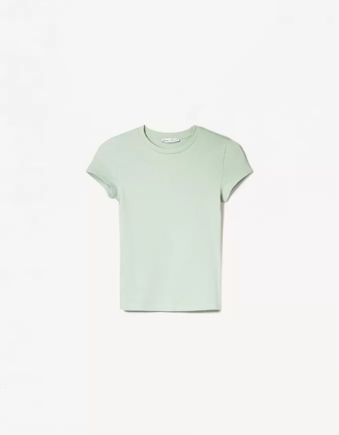 Short sleeve T-shirt with a scoop neck Short sleeve T-shirt with a scoop neck