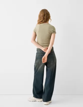 Short sleeve T-shirt with a scoop neck