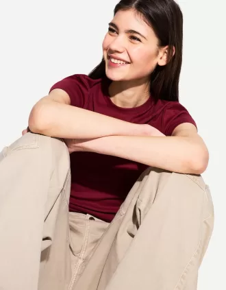 Short sleeve T-shirt with a scoop neck