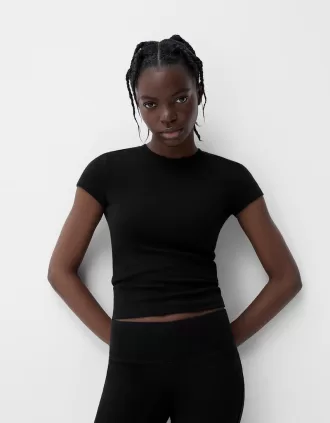 Short sleeve T-shirt with a scoop neck