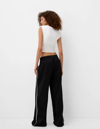 Short sleeve T-shirt with shoulder pads