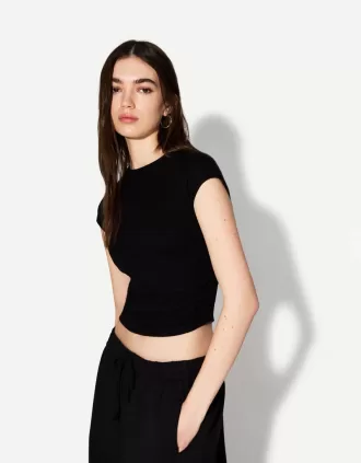 Short sleeve T-shirt with side gathering