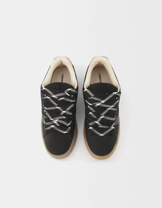 Skater sneakers with XL laces Skater sneakers with XL laces