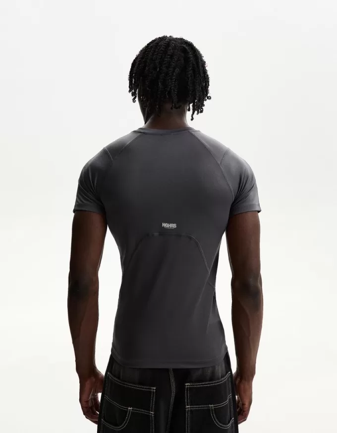 Slim-fit short sleeve T-shirt with seams Slim-fit short sleeve T-shirt with seams