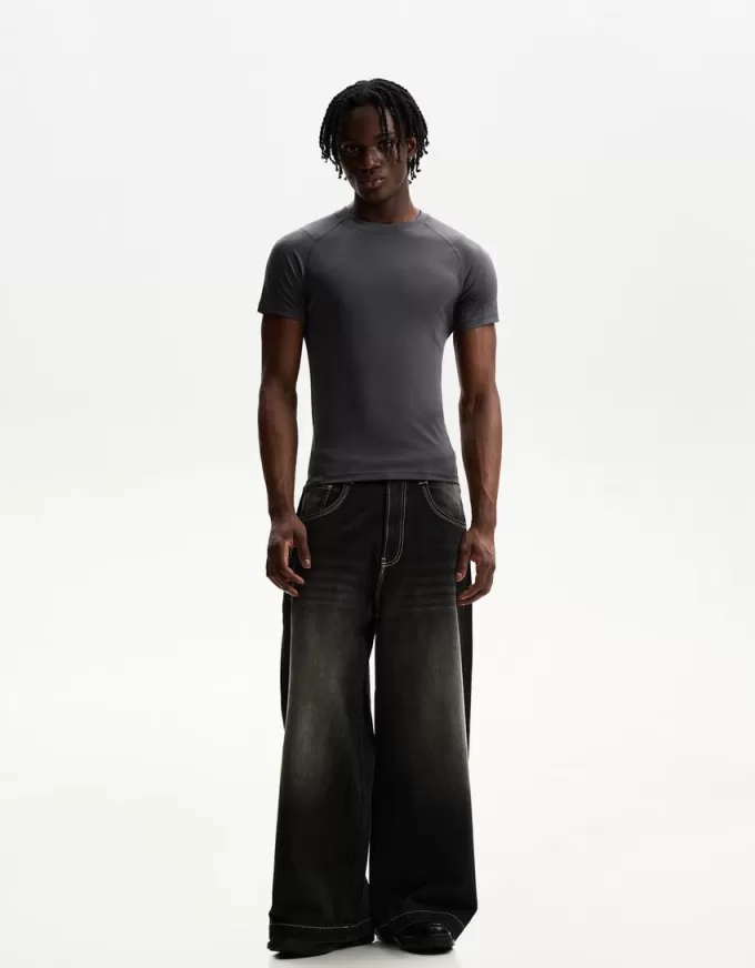 Slim-fit short sleeve T-shirt with seams Slim-fit short sleeve T-shirt with seams