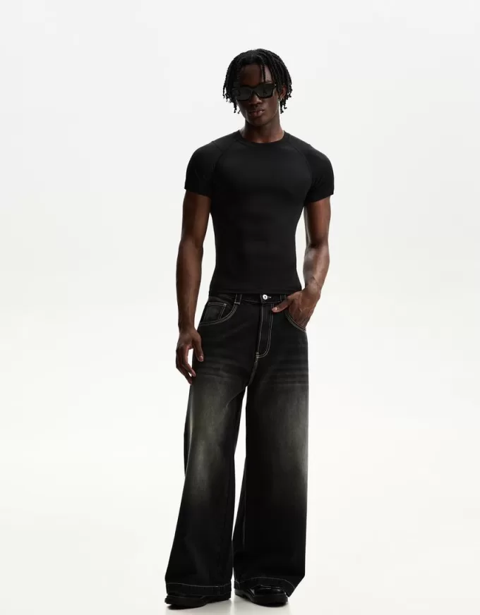 Slim-fit short sleeve T-shirt with seams Slim-fit short sleeve T-shirt with seams