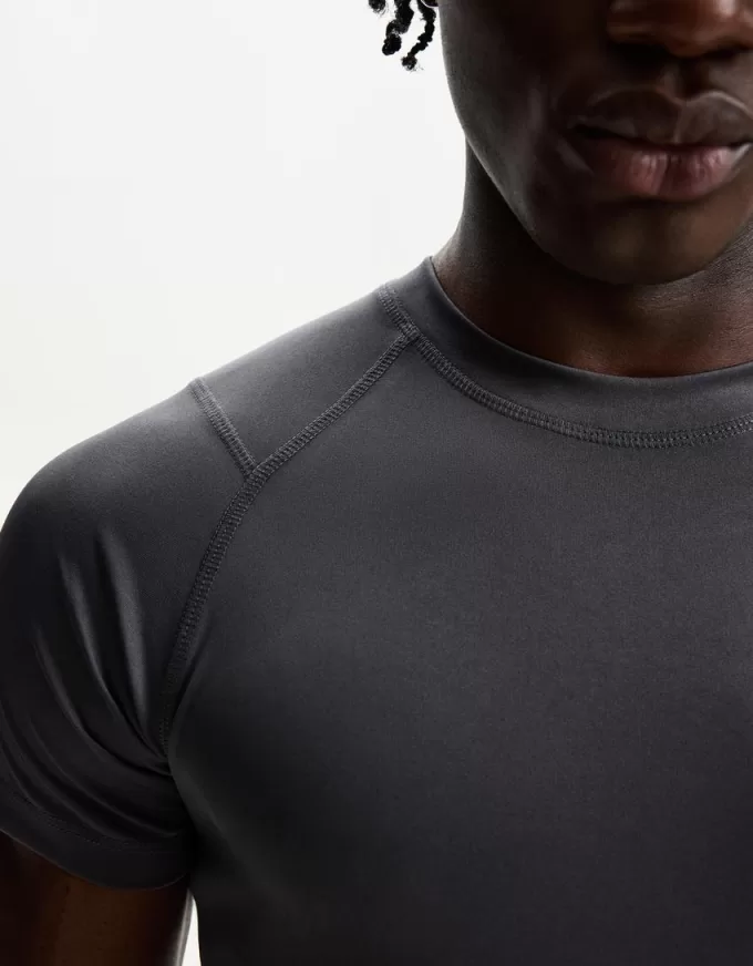 Slim-fit short sleeve T-shirt with seams Slim-fit short sleeve T-shirt with seams