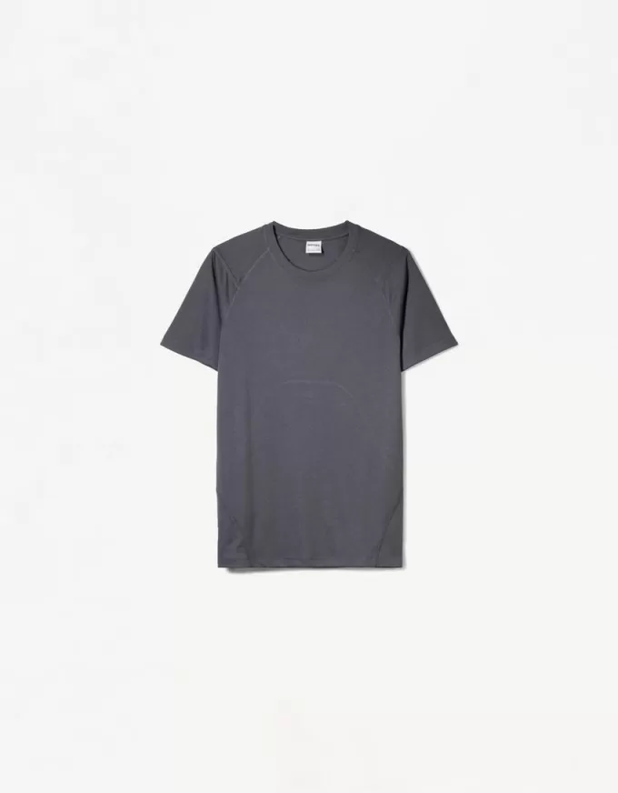 Slim-fit short sleeve T-shirt with seams Slim-fit short sleeve T-shirt with seams