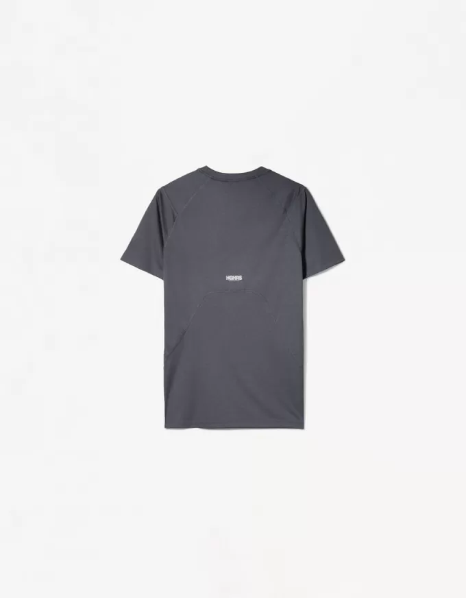 Slim-fit short sleeve T-shirt with seams Slim-fit short sleeve T-shirt with seams