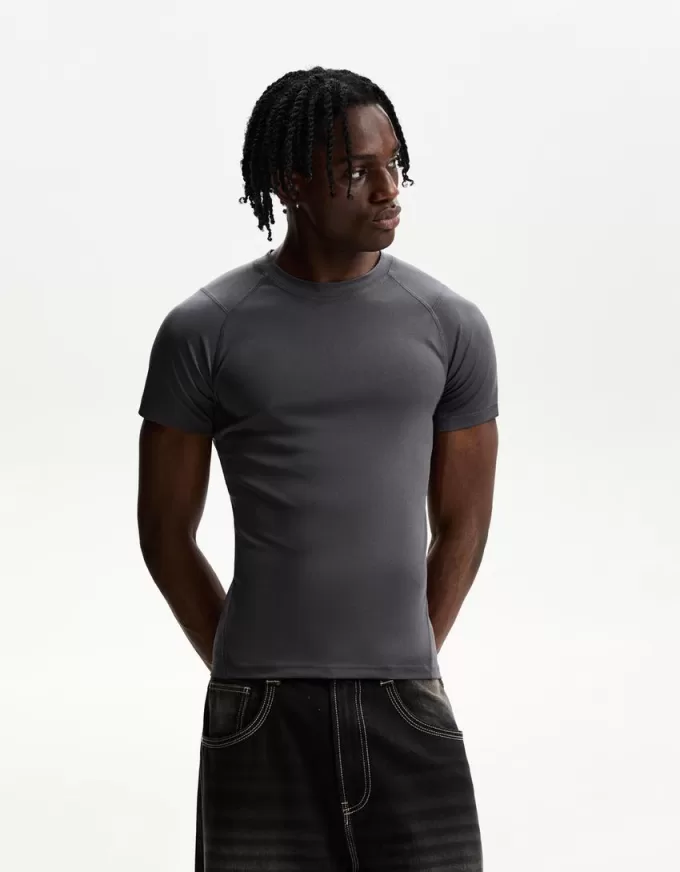 Slim-fit short sleeve T-shirt with seams Slim-fit short sleeve T-shirt with seams