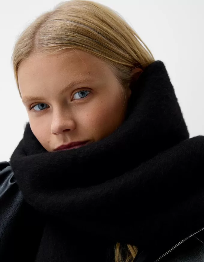 Solid-colored scarf Solid-colored scarf