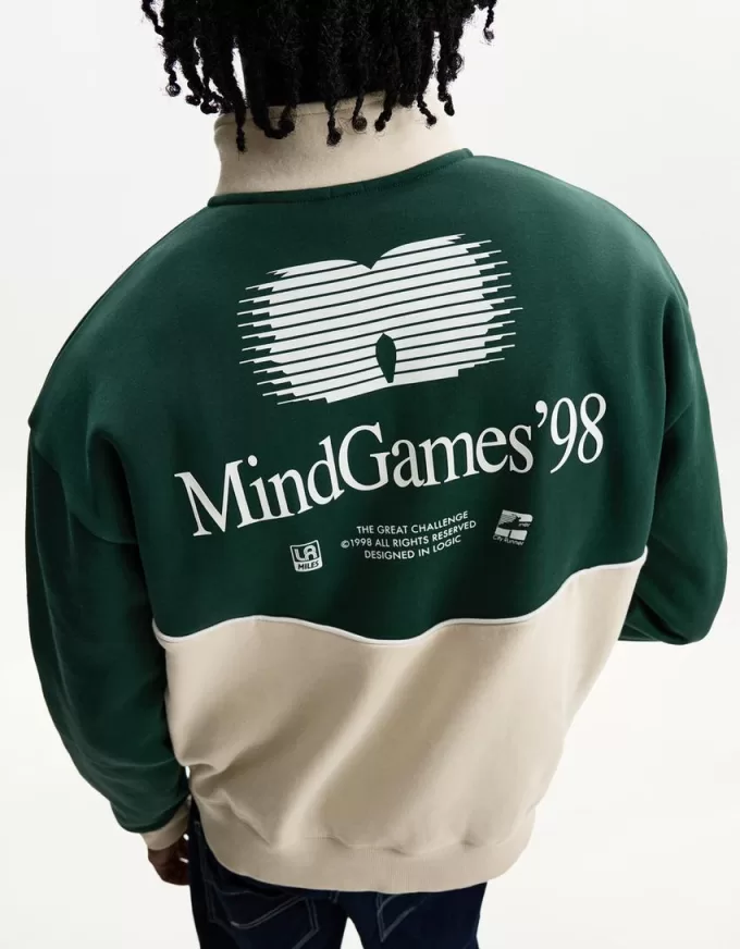 Sweatshirt with contrasting zipper