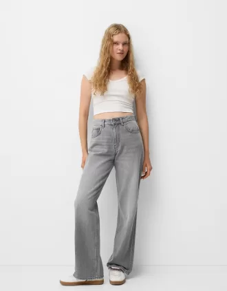 Wide-leg ’90s jeans