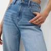 Wide-leg ’90s jeans Wide-leg ’90s jeans