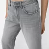 Wide-leg ’90s jeans Wide-leg ’90s jeans