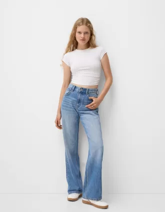 Wide-leg ’90s jeans