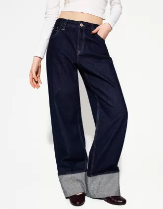 Wide-leg ’90s jeans with turn-up hems