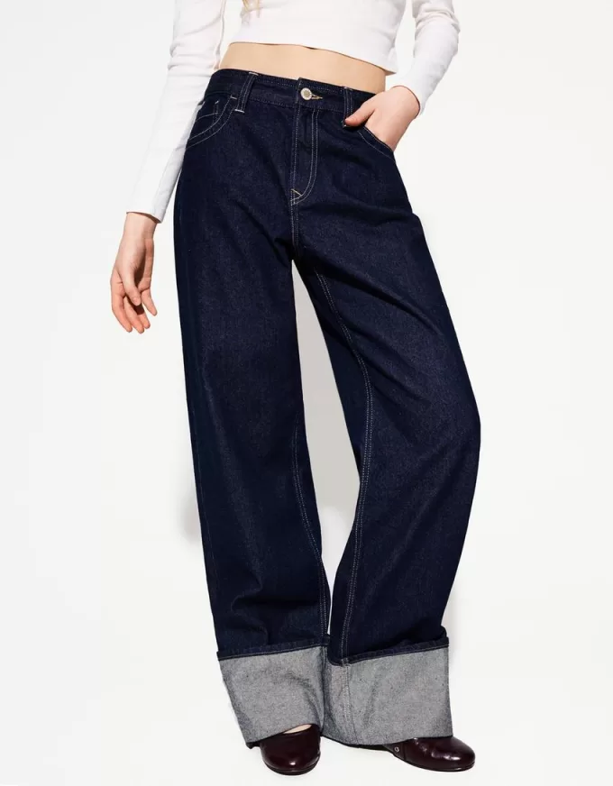 Wide-leg ’90s jeans with turn-up hems Wide-leg ’90s jeans with turn-up hems